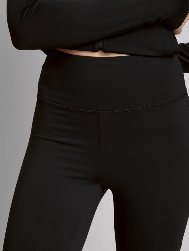 Smörmjuka leggings med utsvängda ben
