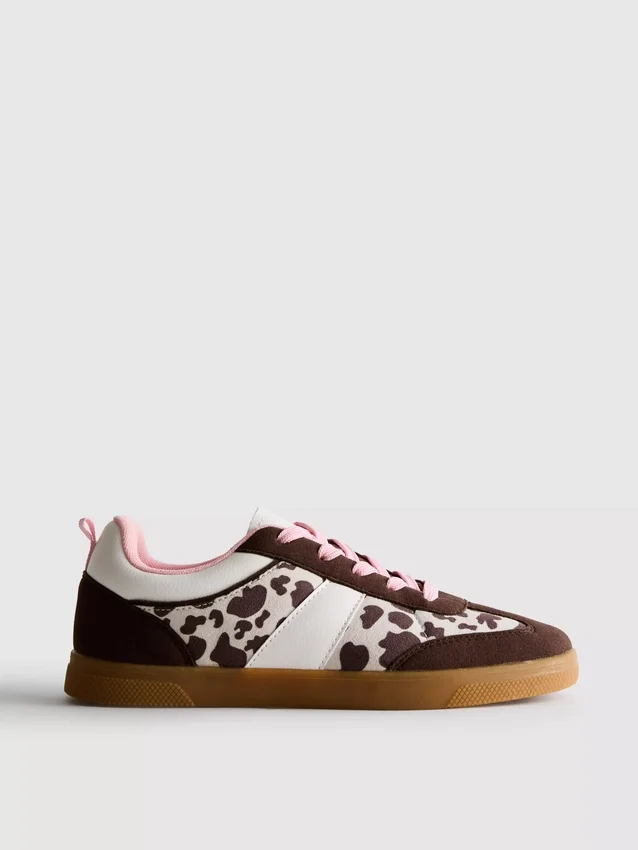Sneakers med djurmönster och gummisula