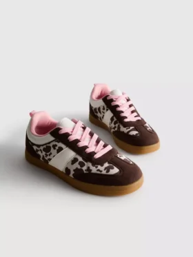 Sneakers med djurmönster och gummisula