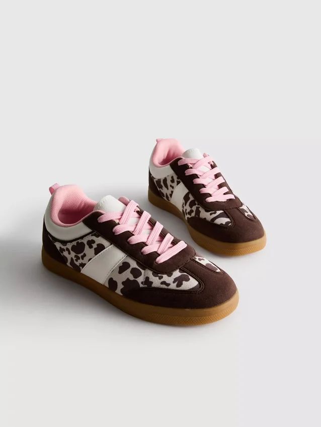 Sneakers med djurmönster och gummisula