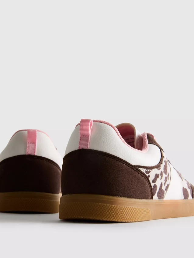 Sneakers med djurmönster och gummisula