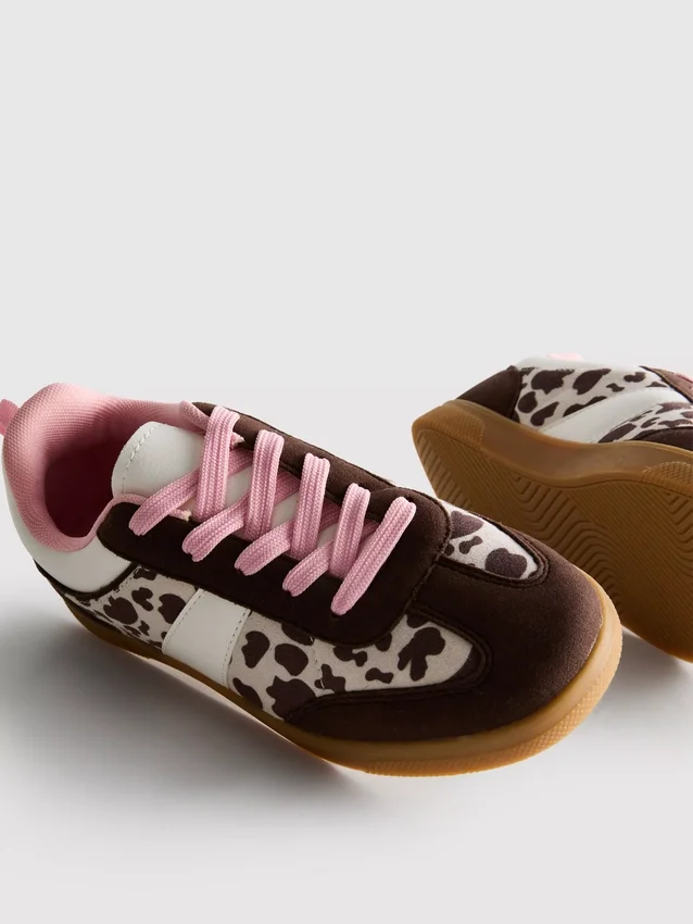 Sneakers med djurmönster och gummisula