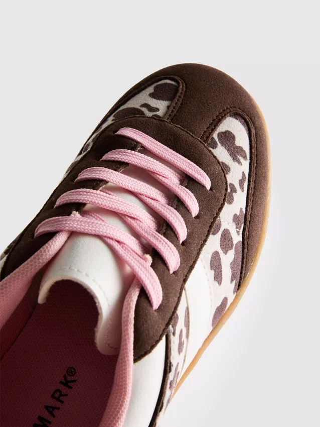 Sneakers med djurmönster och gummisula