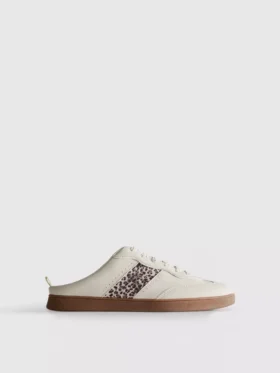 Sneakers med gummisula som man bara glider på