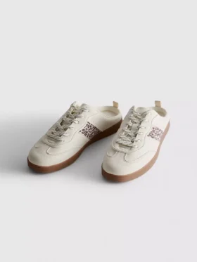 Sneakers med gummisula som man bara glider på