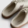 Sneakers med gummisula som man bara glider på