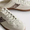Sneakers med gummisula som man bara glider på