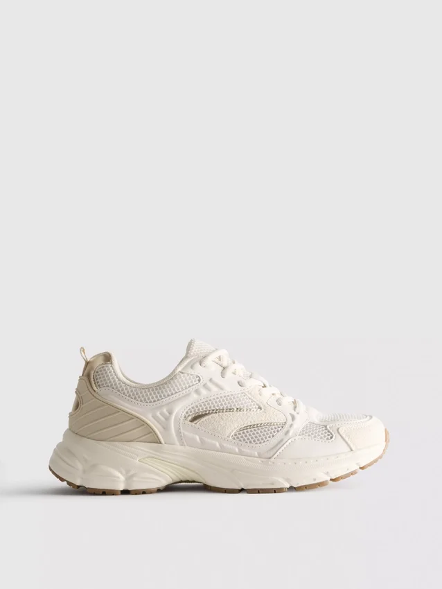 Sneakers med tjocka meshpaneler