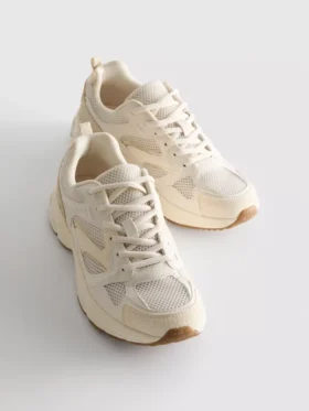 Sneakers med tjocka meshpaneler