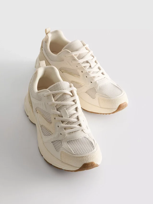 Sneakers med tjocka meshpaneler