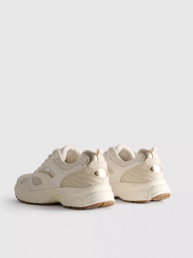 Sneakers med tjocka meshpaneler