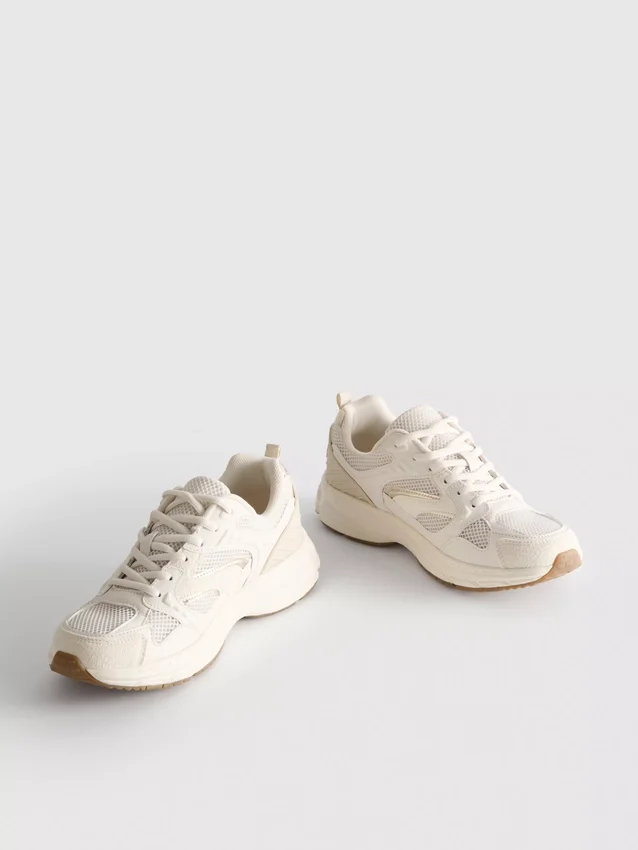 Sneakers med tjocka meshpaneler