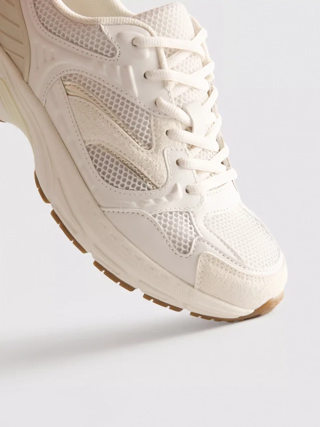 Sneakers med tjocka meshpaneler