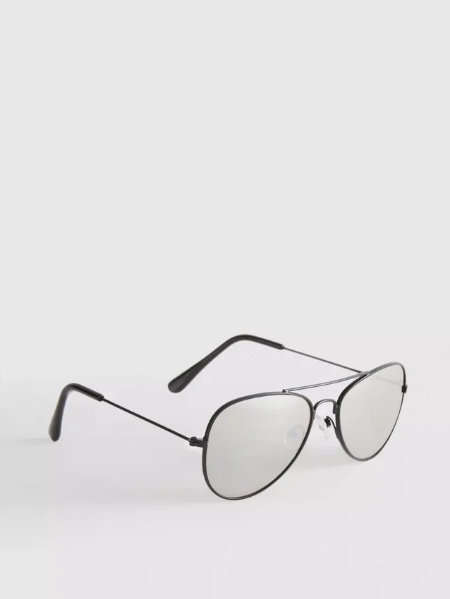 Solglasögon i aviator-stil