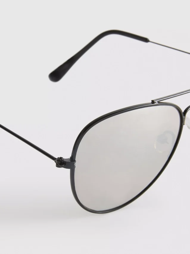 Solglasögon i aviator-stil