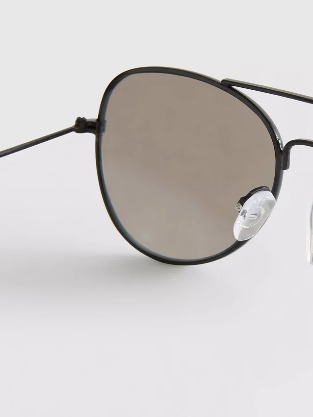 Solglasögon i aviator-stil