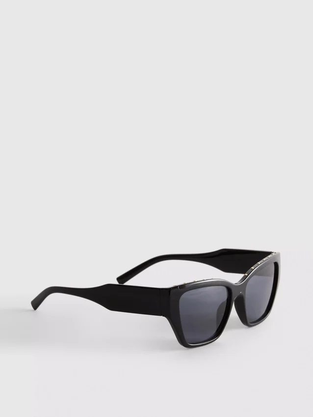 Solglasögon i cat-eye-stil med nitar