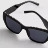 Solglasögon i cat-eye-stil med nitar
