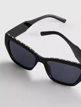 Solglasögon i cat-eye-stil med nitar