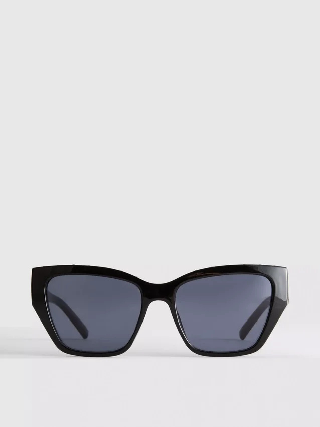 Solglasögon i cat-eye-stil med nitar