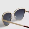 Solglasögon i cat-eye-stil med strass