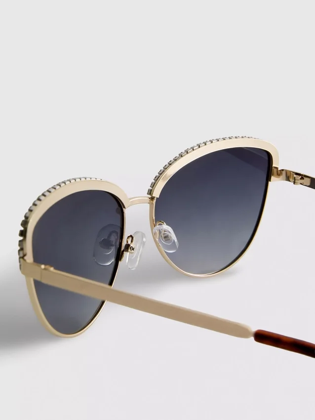 Solglasögon i cat-eye-stil med strass