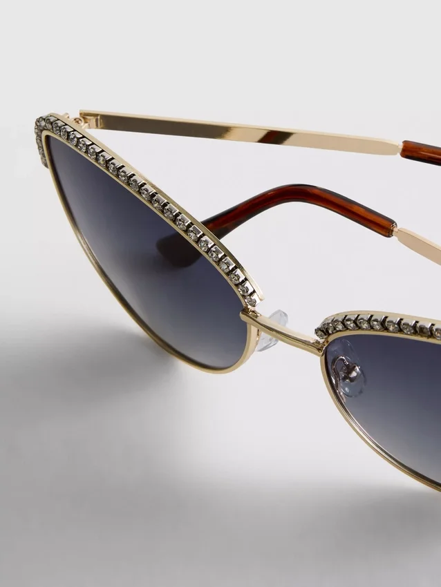 Solglasögon i cat-eye-stil med strass