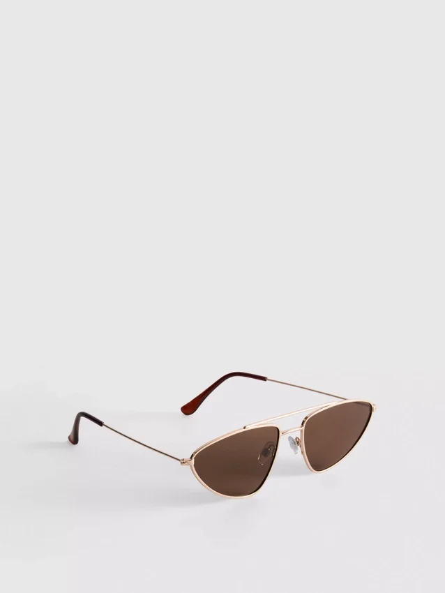 Solglasögon med metallbåge i aviator-stil