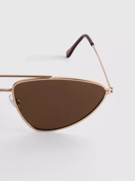 Solglasögon med metallbåge i aviator-stil