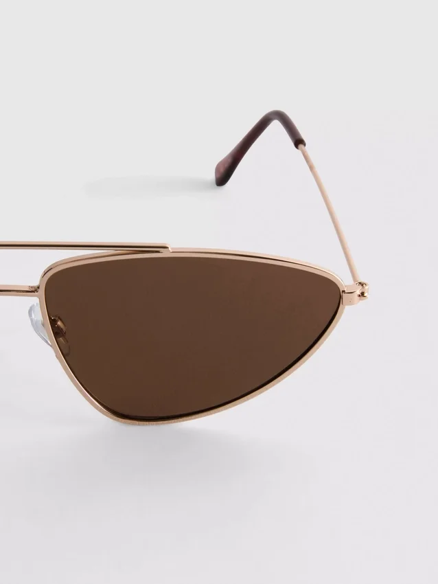Solglasögon med metallbåge i aviator-stil