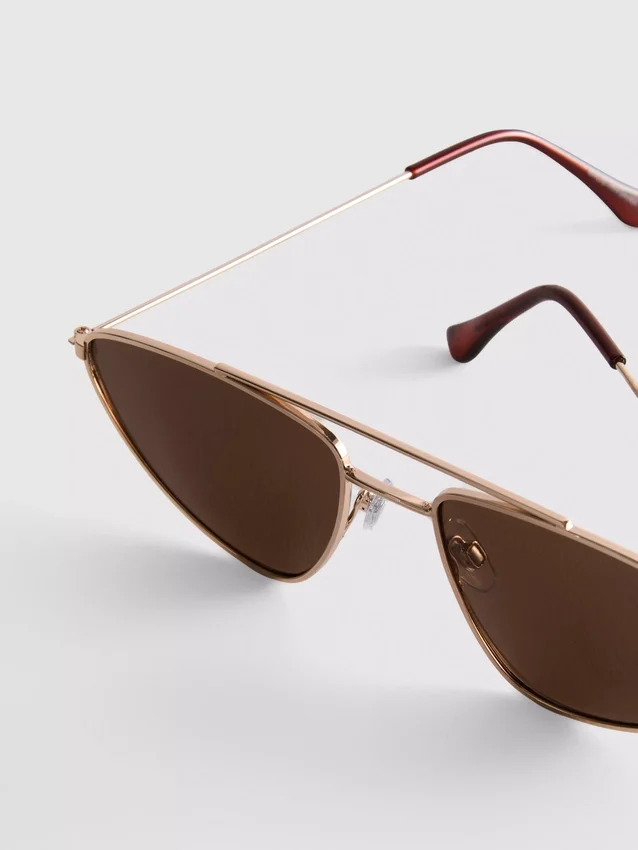 Solglasögon med metallbåge i aviator-stil