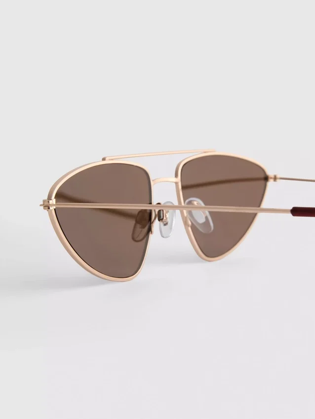 Solglasögon med metallbåge i aviator-stil