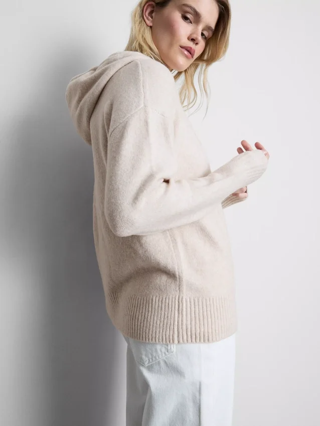 Stickad hoodie med dragsko