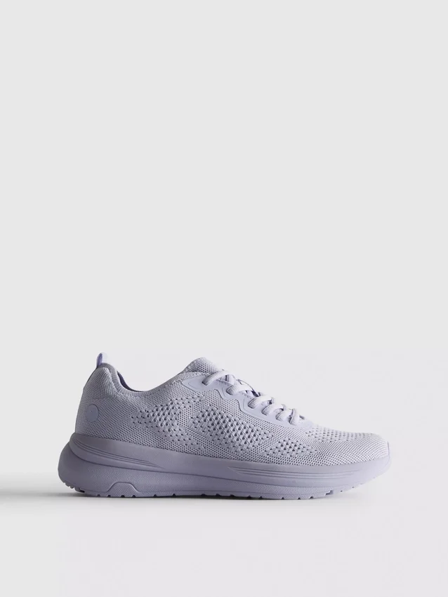 Stickade sneakers med snörning