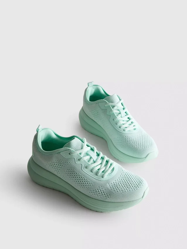 Stickade sneakers med snörning