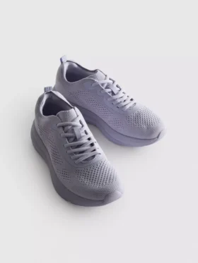 Stickade sneakers med snörning