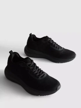 Stickade sneakers med snörning