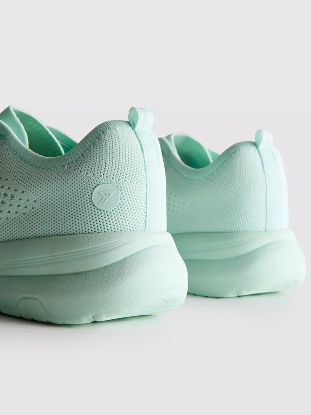 Stickade sneakers med snörning