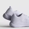 Stickade sneakers med snörning