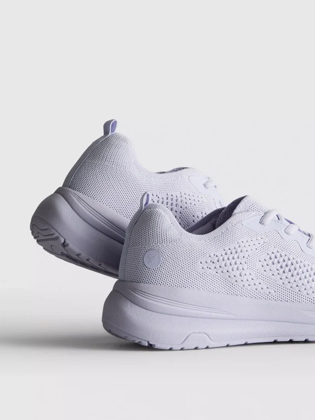 Stickade sneakers med snörning