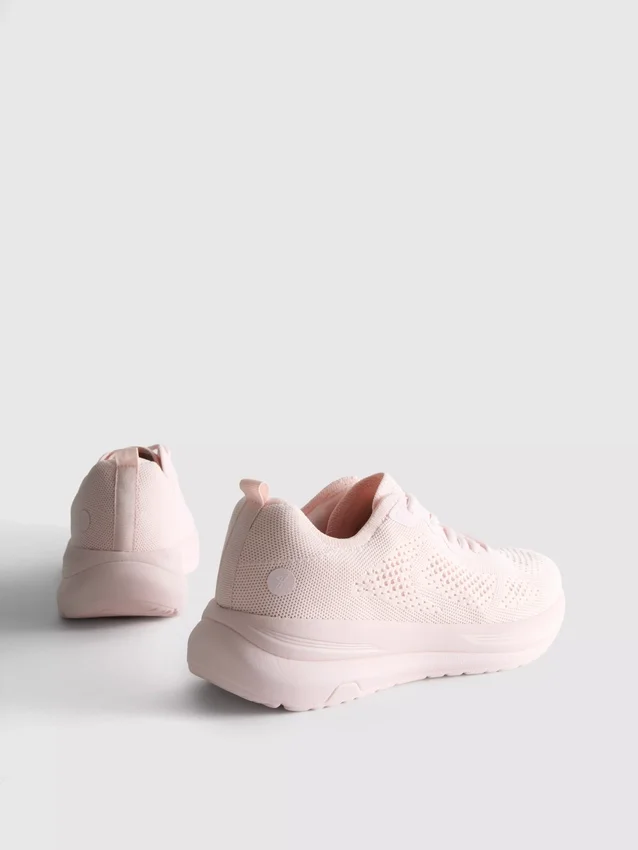 Stickade sneakers med snörning