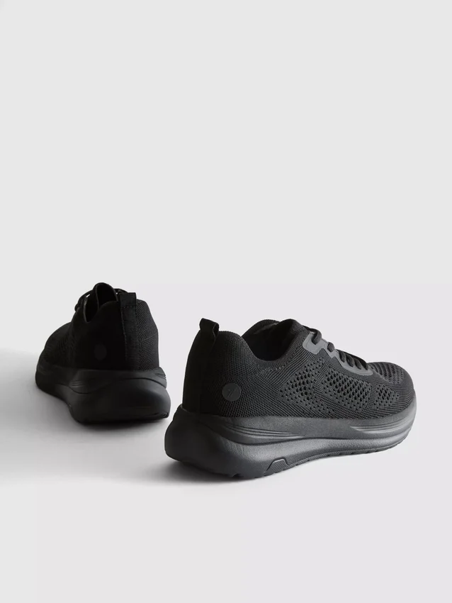 Stickade sneakers med snörning