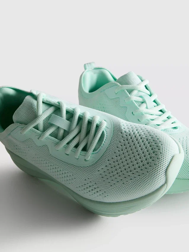 Stickade sneakers med snörning