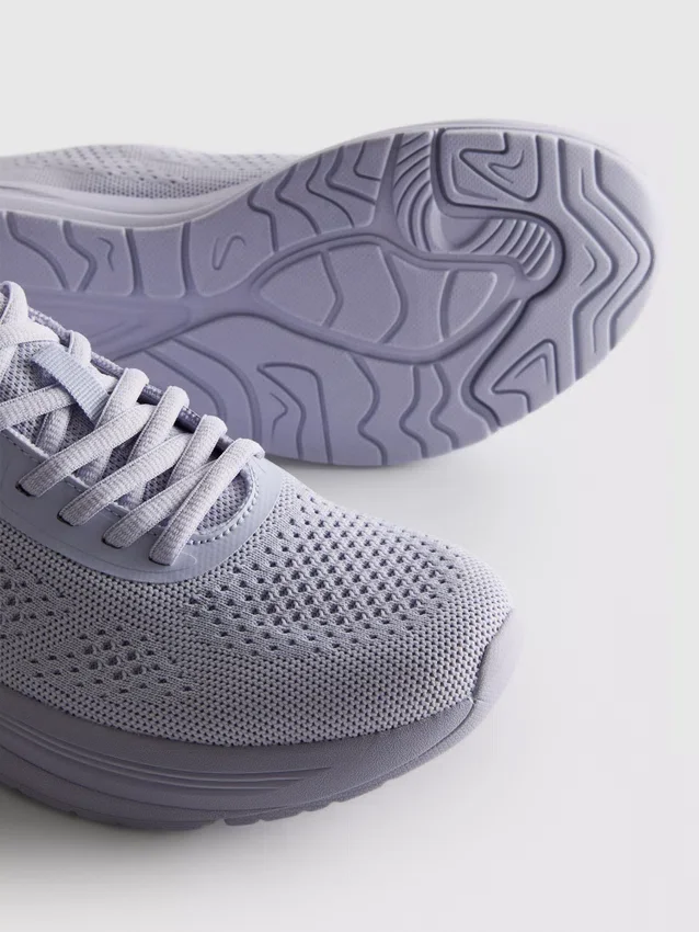 Stickade sneakers med snörning