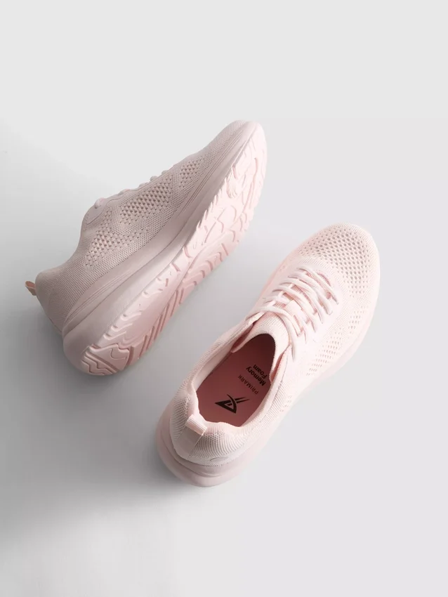 Stickade sneakers med snörning