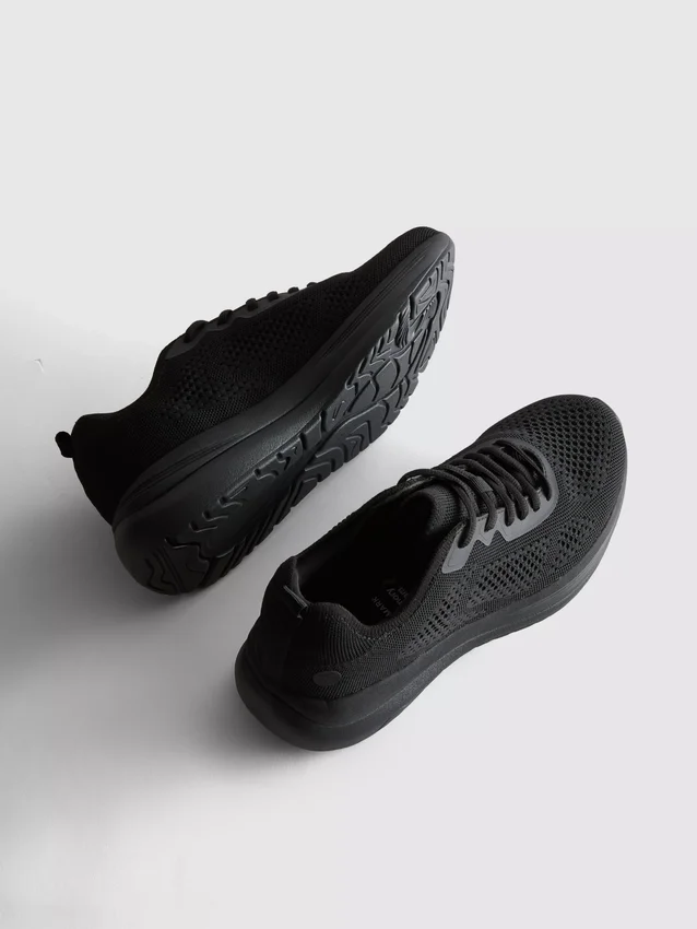 Stickade sneakers med snörning