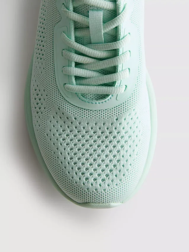 Stickade sneakers med snörning