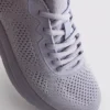 Stickade sneakers med snörning