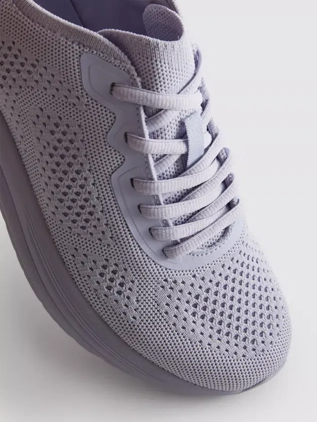 Stickade sneakers med snörning