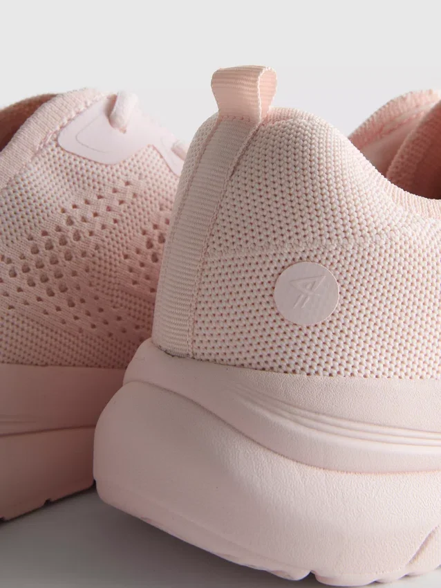 Stickade sneakers med snörning